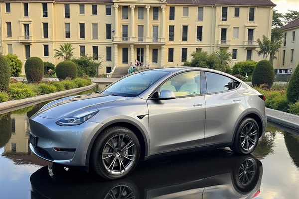 Tesla Model Y 2024